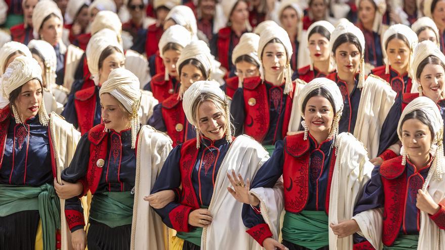 Una Villena entregada a la fiesta celebra una espectacular Entrada de Moros y Cristianos