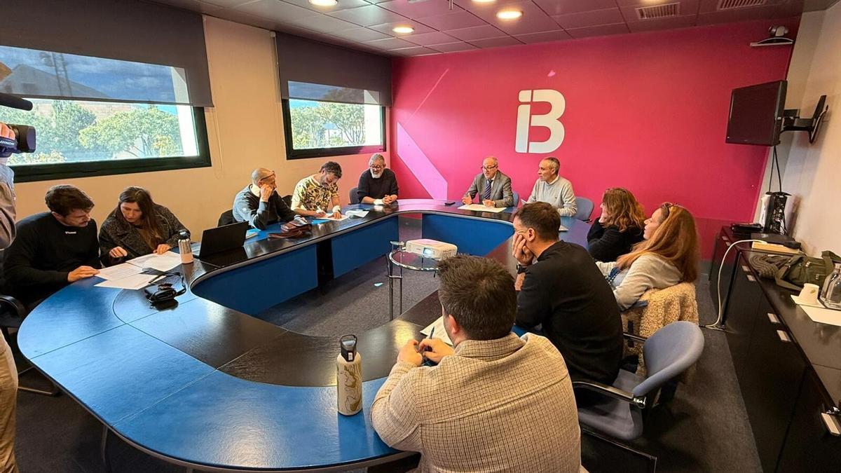 El comité de empresa de IB3 reunido con el director general de IB3, Josep Codony.