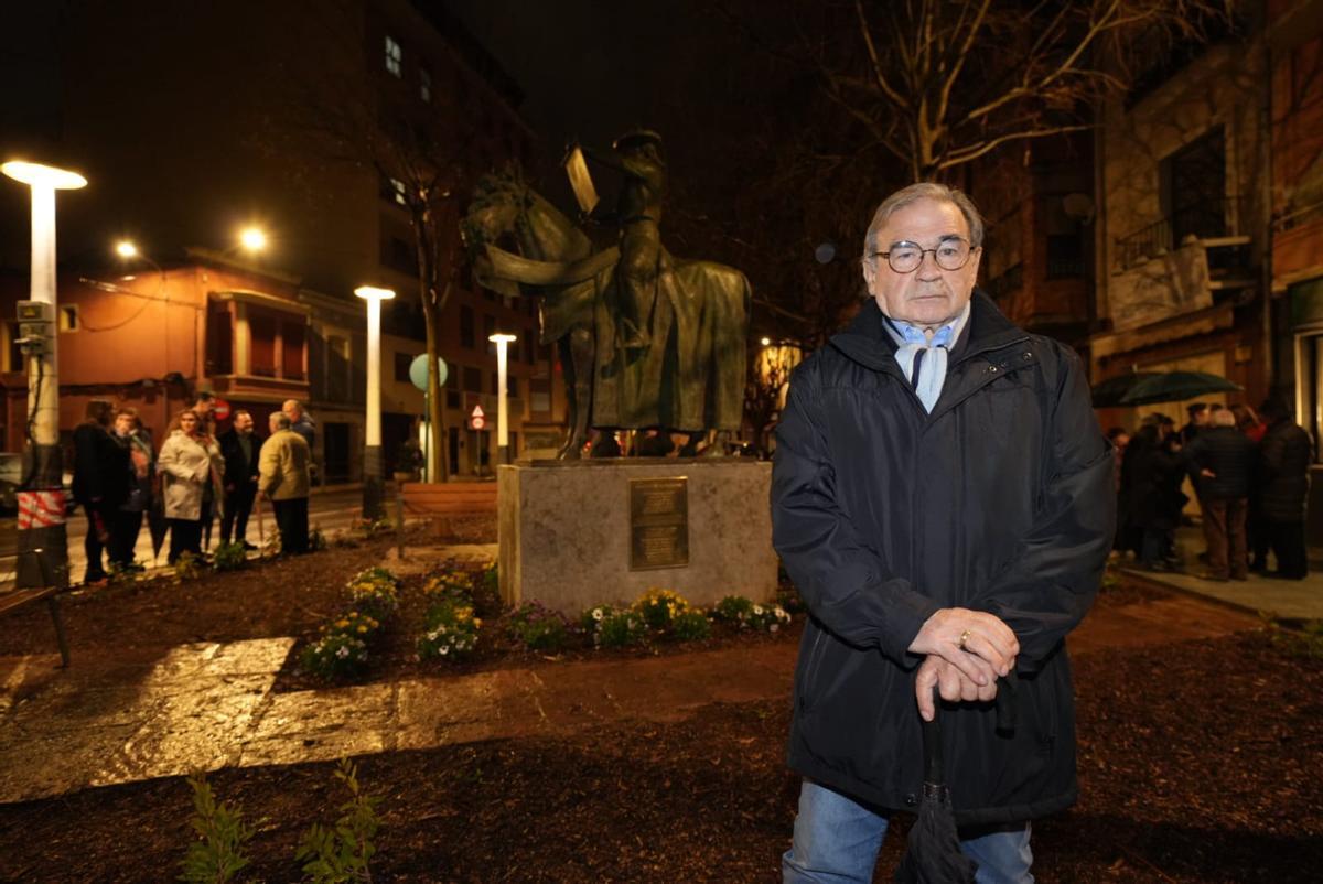 El artista Jere junto a la escultura.