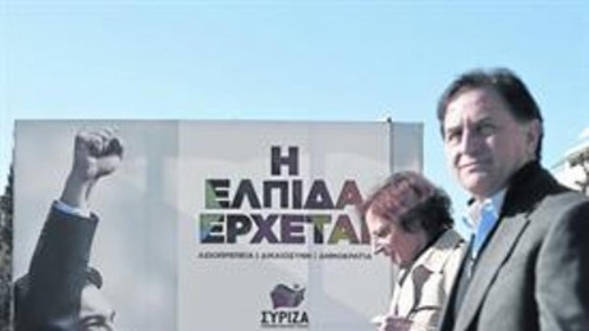 Cartel electoral de Syriza en Atenas, con la imagen de Tsipras y el lema 'La esperanza está en camino'.