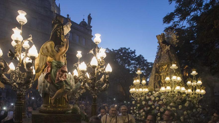 El emotivo encuentro de la «Geperudeta» con el «Morenet del Mercat»