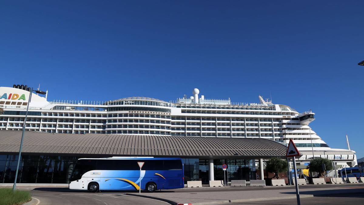 Llega el primer crucero internacional al puerto de Málaga tras la pandemia