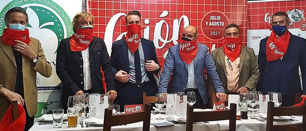 Por la izquierda, Andrés Menéndez (vicepresidente del Centro Asturiano de Madrid), Ángel Lorenzo, Daniel Martínez Junquera, el edil gijonés Santos Tejón, Vicente Manuel Fernández (gerente de Nortegráfico) y Basilio Castro (Pescados Basilio).