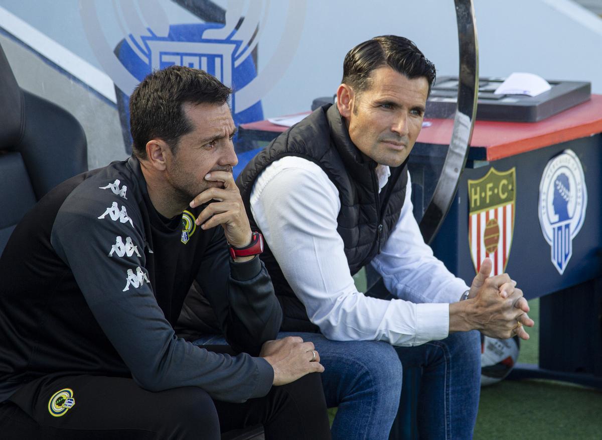 Lolo Escobar, en el banquillo del Hércules, antes del partido contra el Terrassa.