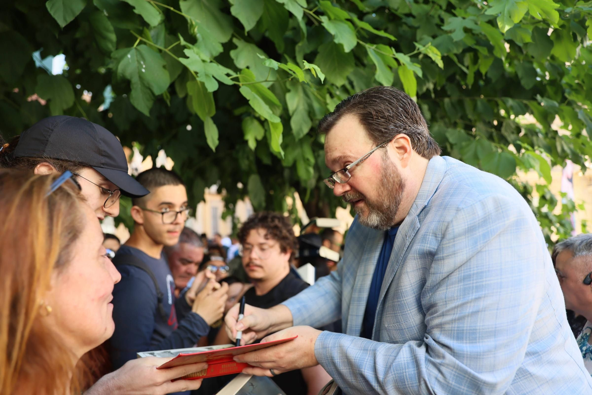 EN IMÁGENES: La "Sanderson-manía" no cesa en Avilés: miles de seguidores abordan a la estrella del Celsius