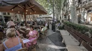 Empörung und mögliche Bußgelder, weil Bars in Palma die öffentlichen Bänke für ihre Terrassen nutzen