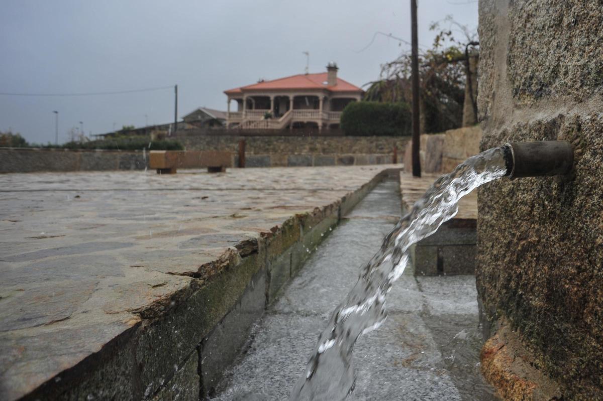 En la parroquia de Lores, las fuentes son muy frecuentadas por los vecinos