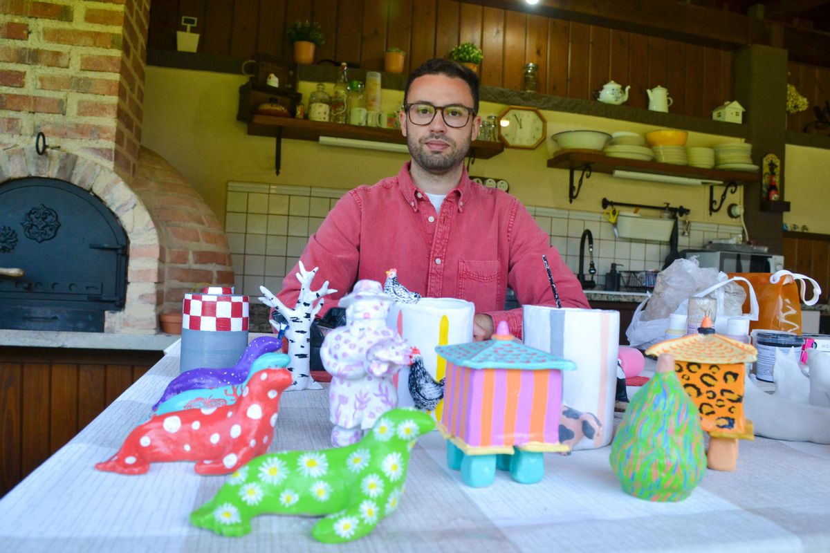 Sergio Martín, en un rincón de su casa de San Adriano, con algunos de sus trabajos.