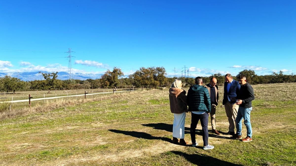 Autoridades en la parcela de Navalmoral donde se construirá el nuevo centro.