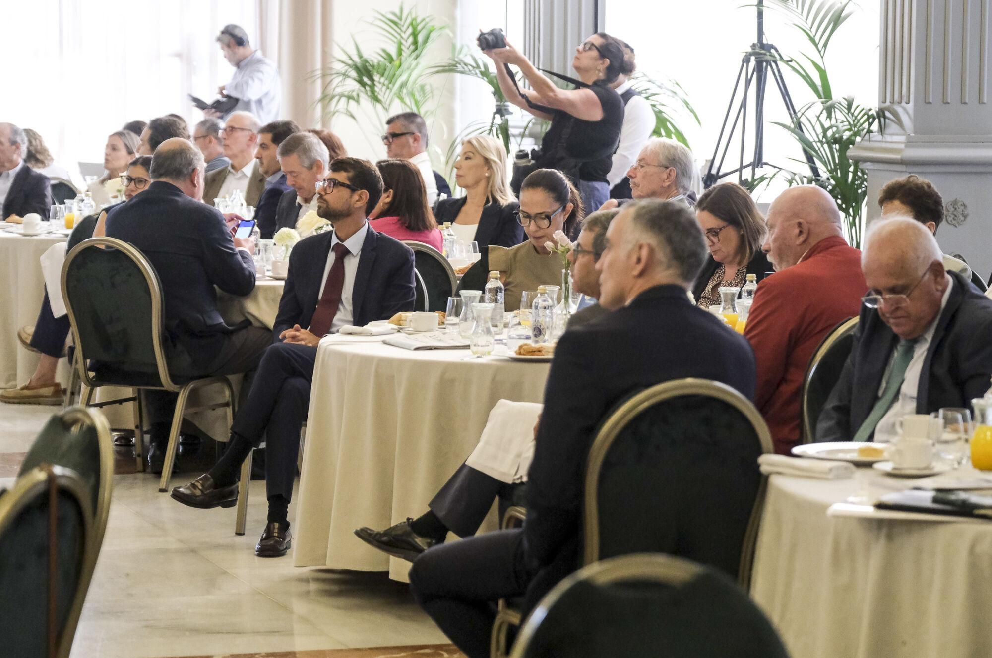 Encuentro informativo con Ángel Víctor Torres, ministro de Política Territorial y Memoria Democrática de España 