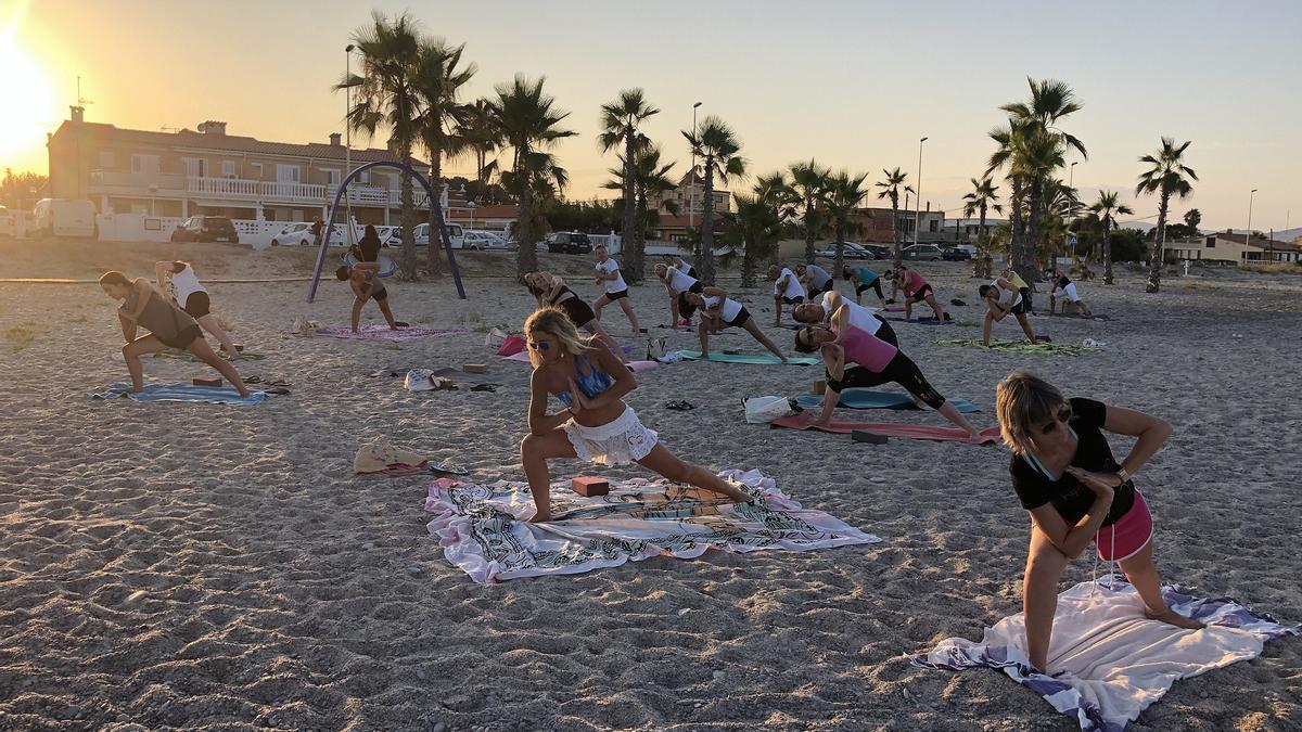 Un grupo de mujeres practica deporte en la playa de Almassora.
