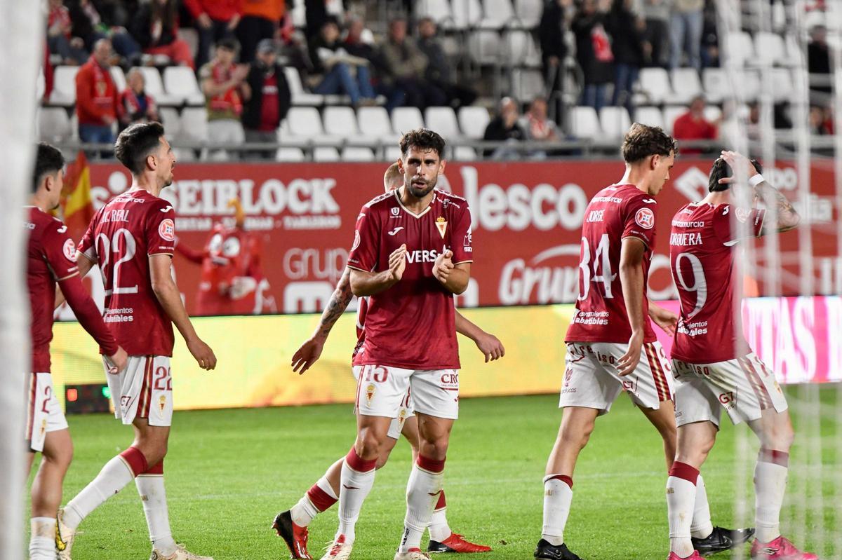 Óscar Gil anima a sus compañeros tras el gol frente al Marbella.
