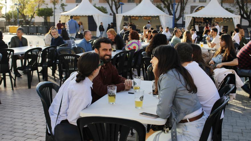 Ambiente en la primera tarde del Beer in the River en el Cuartel Artillería de Murcia