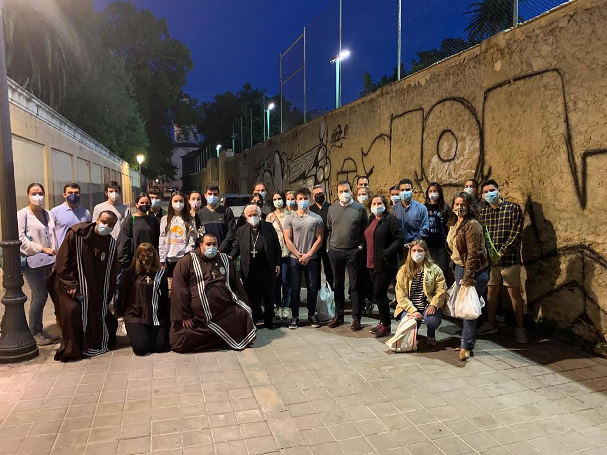 El cardenal Cañizares visita el campamento de la calle Gaspar Bono