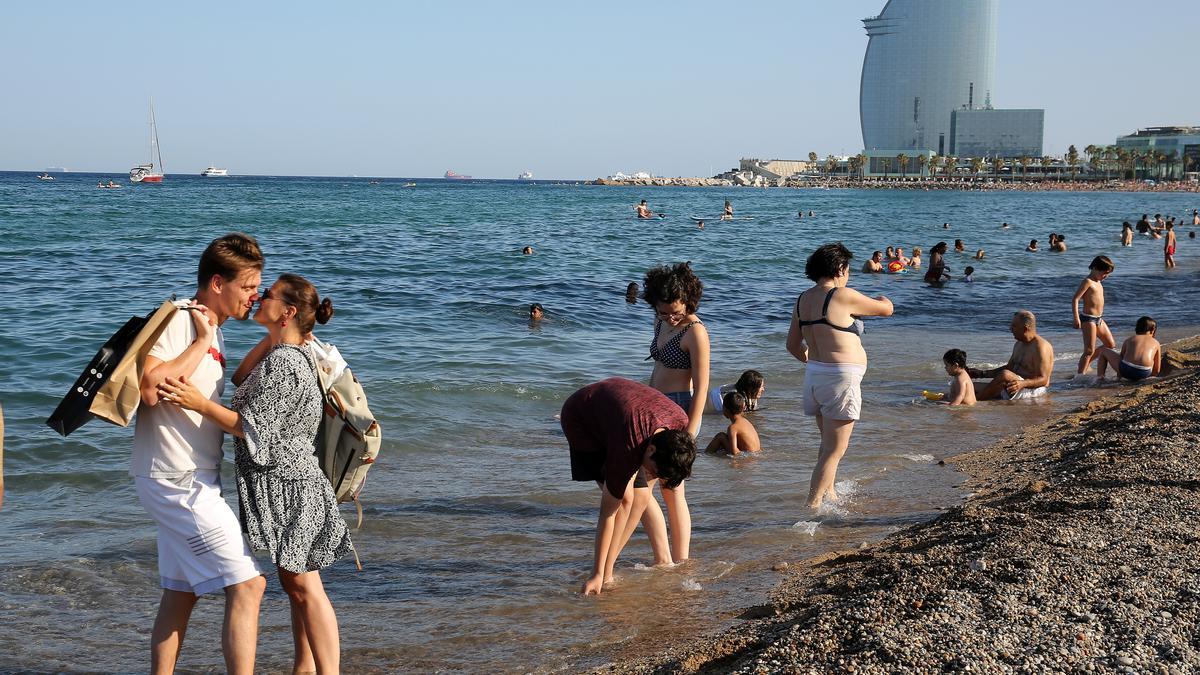 BARCELONA 25/06/2023 Barcelona Dia de mucha calor, la gente refrescandose en la playa de la Barceloneta. FOTO de RICARD CUGAT