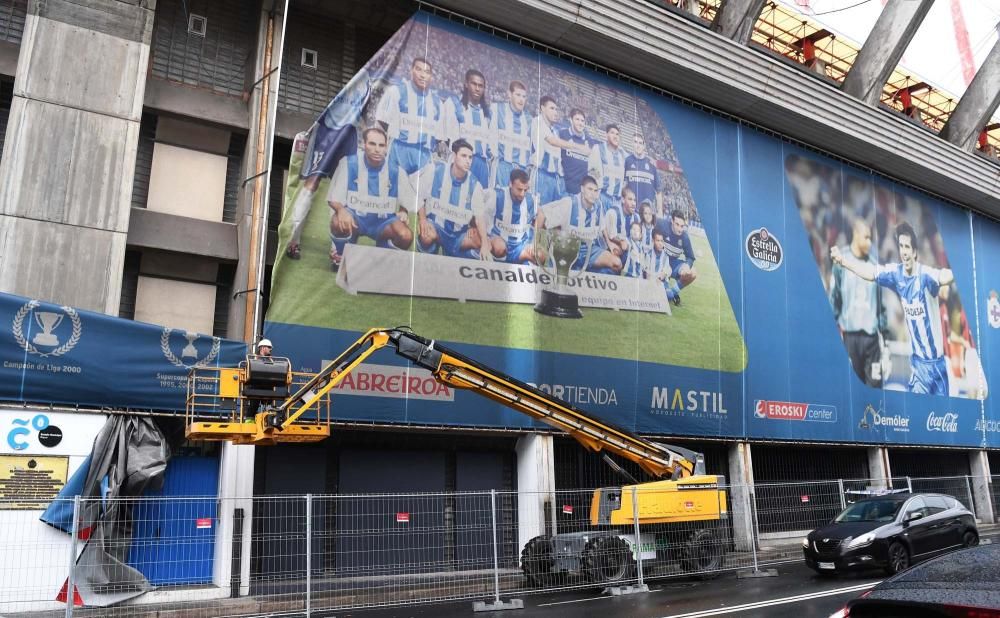 Retirada de las lonas del estadio de Riazor