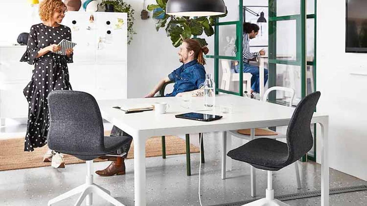 Una oficina amueblada con muebles de Ikea