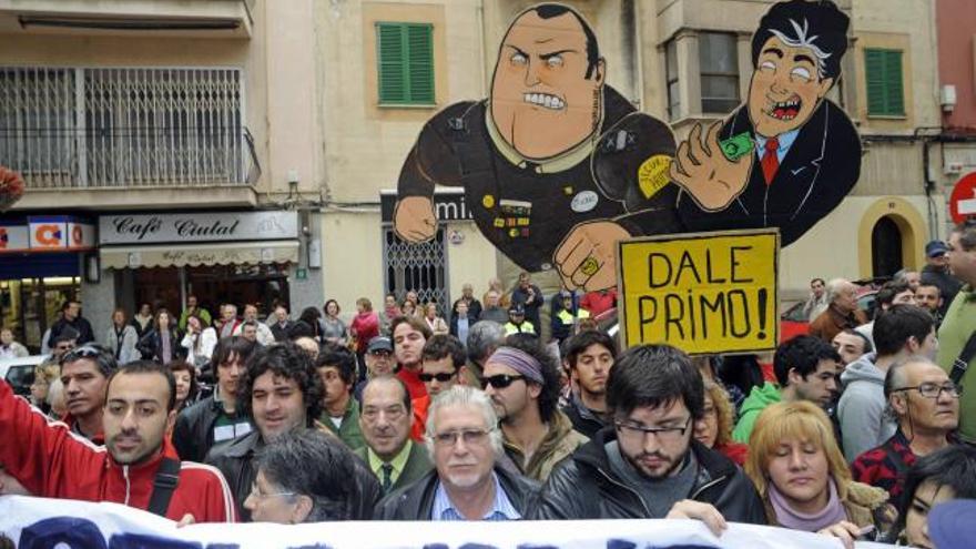 Las personas concentradas ante los Juzgados lanzaron duras críticas contra el ex president de Balears.