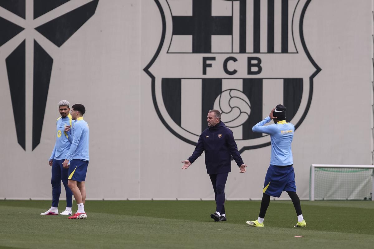 Hansi Flick, head coach, Ronald Araujo, Pau Cubarsi and Lamine Yamal during the training day of FC Barcelona ahead the Spanish Cup, Copa del Rey football match against Albacete Balompie at Ciudad Esportiva Joan Gamper on February 02, 2026 in Sant Joan Despi, Barcelona, Spain. AFP7 02/02/2026 ONLY FOR USE IN SPAIN. Javier Borrego / AFP7 / Europa Press;2026;SPORT;ZSPORT;SOCCER;ZSOCCER;FC Barcelona Training Session - Copa del Rey