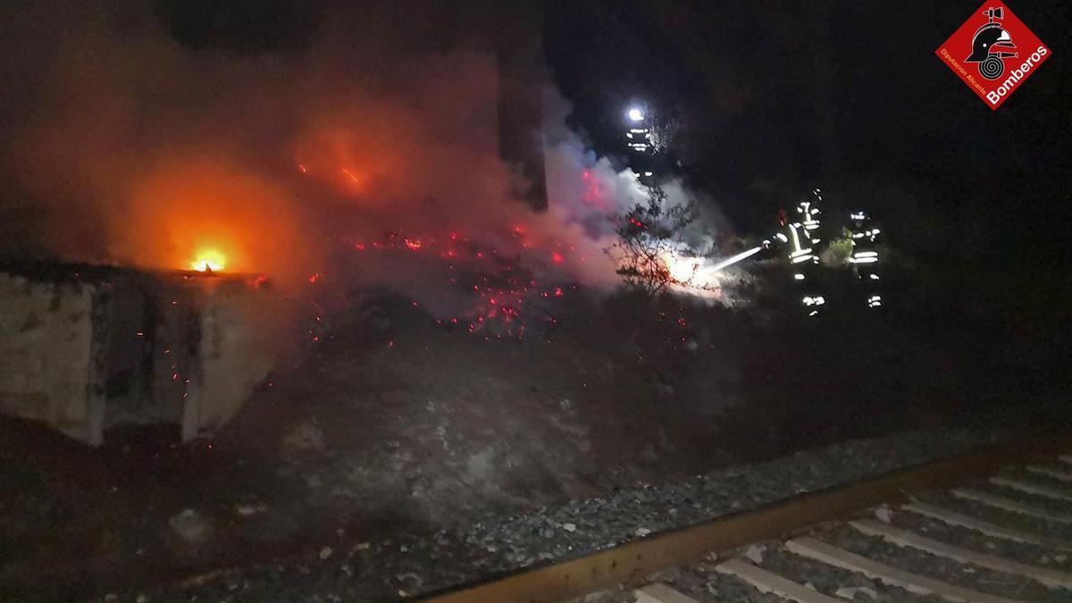 Sofocan un incendio junto a las vías del tren en Cocentaina