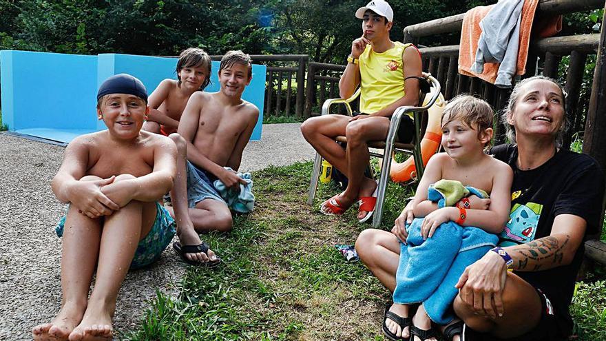 La pequeña Erica Iglesias, comiendo un helado y pasando la tarde con su familia en Illas. | Mara Villamuza