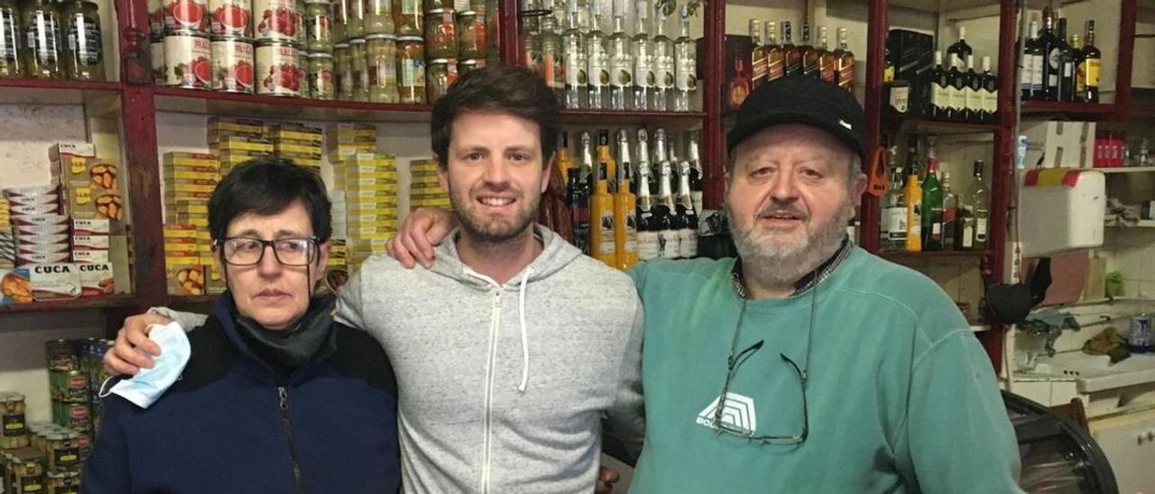 Isabel Trespalacios, Francisco Llerandi y Francisco Javier Llerandi, en Casa Trespalacios. | M. V.