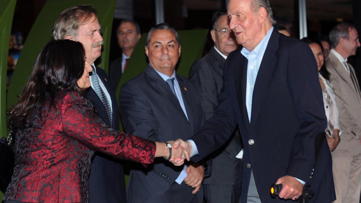 El rey Juan Carlos saluda a los integrantes de la representación diplomática española en Brasilia, a su llegada al hotel Royal Tulip.