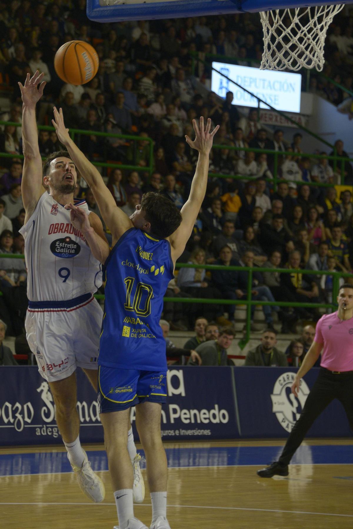Un instante del derbi gallego entre Obradoiro y Ourense disputado durante la primera vuelta en el Pazo dos Deportes Paco Paz.