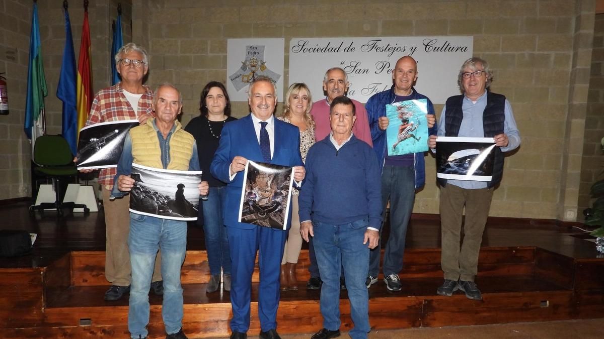 Miembros del jurado y directivos de San Pedro con las fotografías ganadoras.