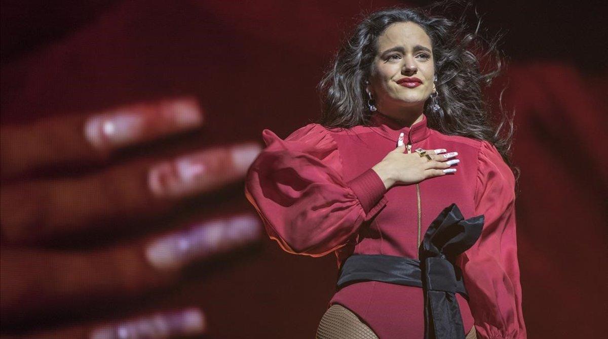 Rosalía, con la mano en el corazón, en el concierto de este sábado en el Palau Sant Jordi.