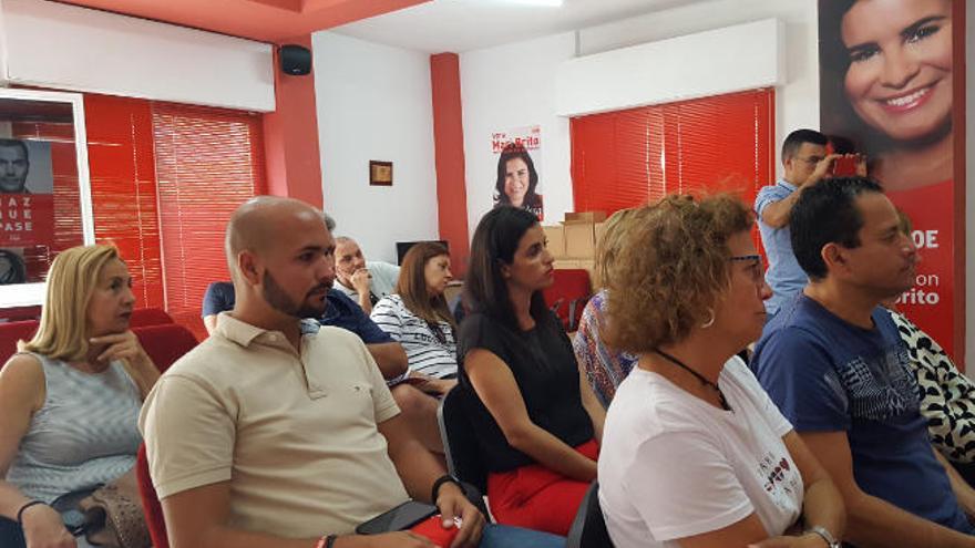 La sede local del PSOE reunió ayer a un grupo de simpatizantes y vecinos