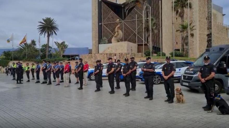 Policías locales de Las Palmas de Gran Canaria ante el Auditorio Alfredo Kraus.