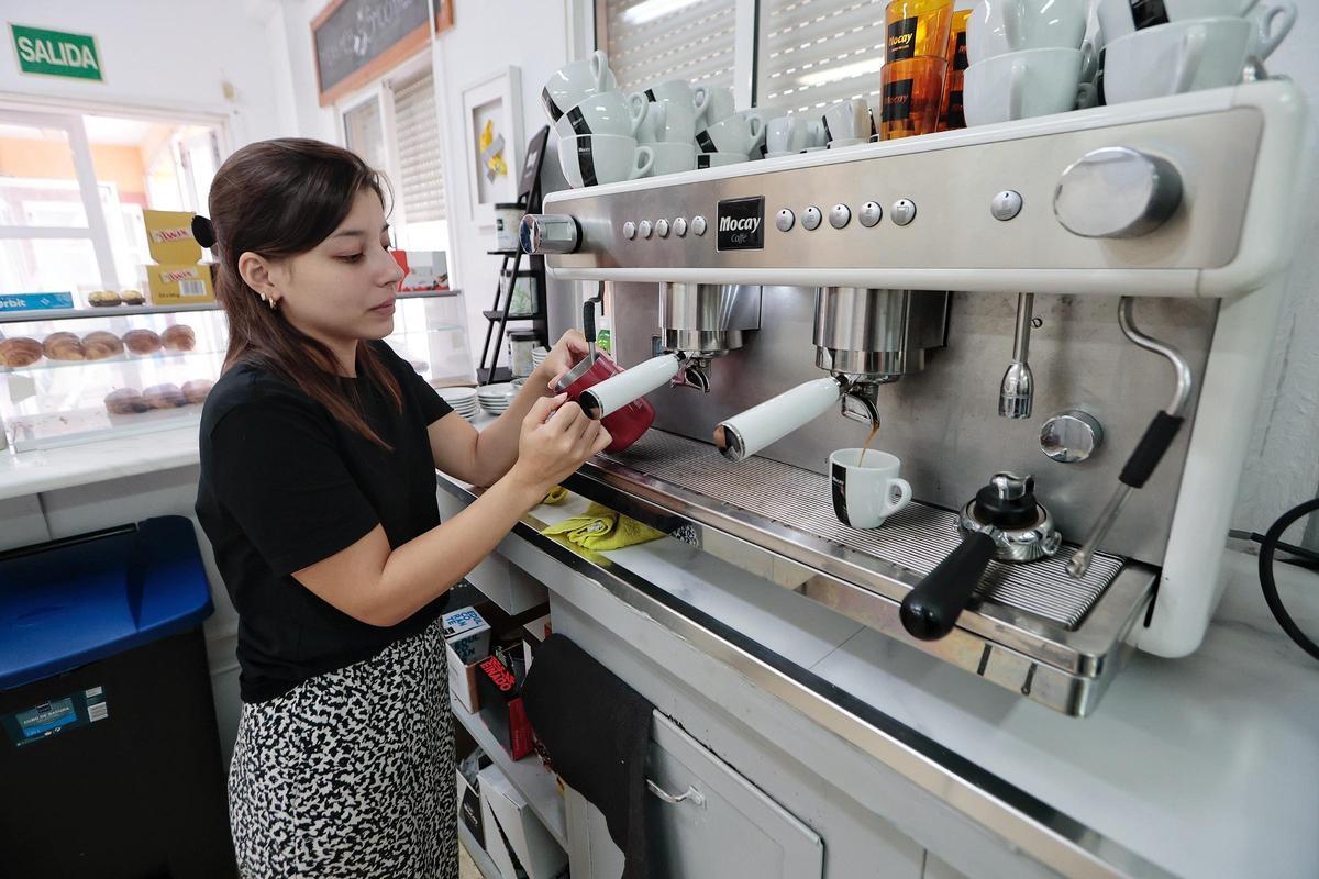 Una camarera sirve café en un establecimiento del Archipiélago.
