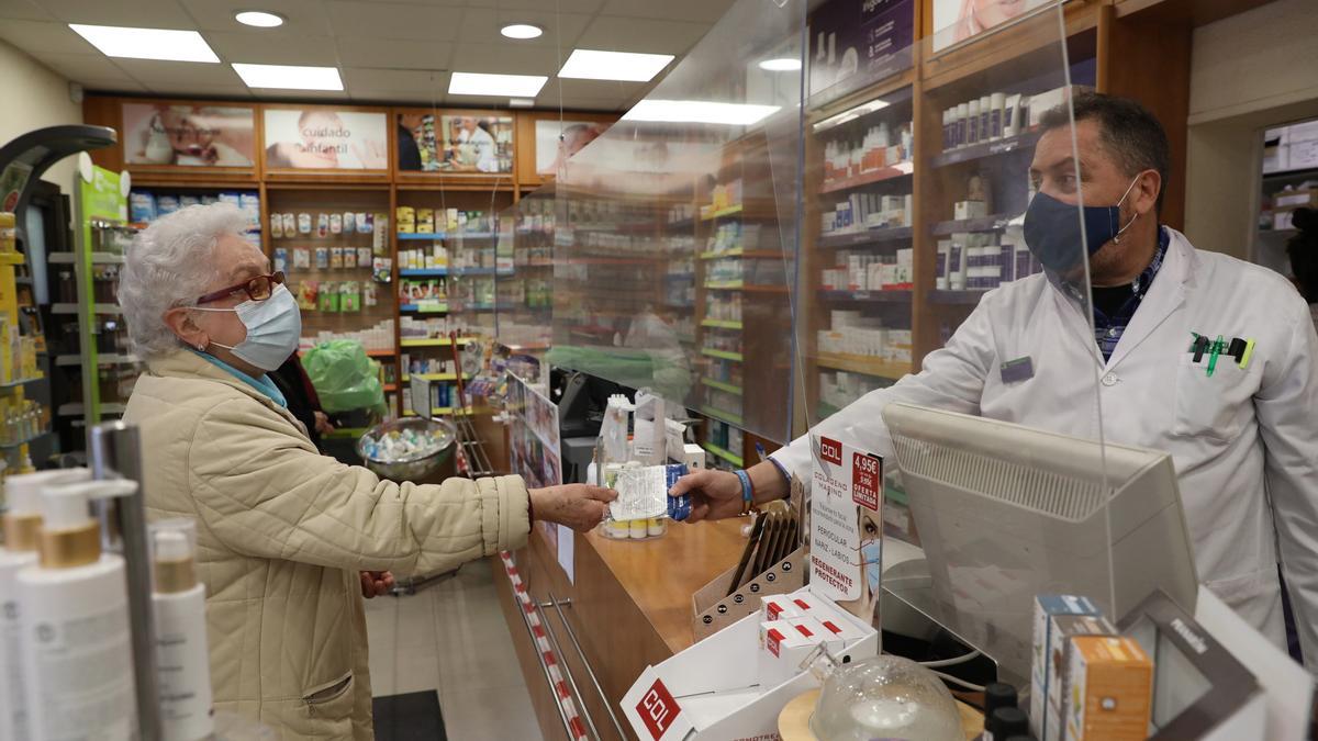 Adiós a la última medida de la pandemia: Sanidad elimina la mascarilla obligatoria en hospitales y farmacias