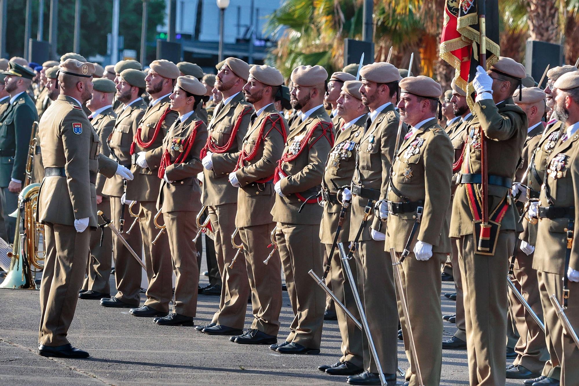 Arriado de la bandera nacional y exposición de material del Ejército