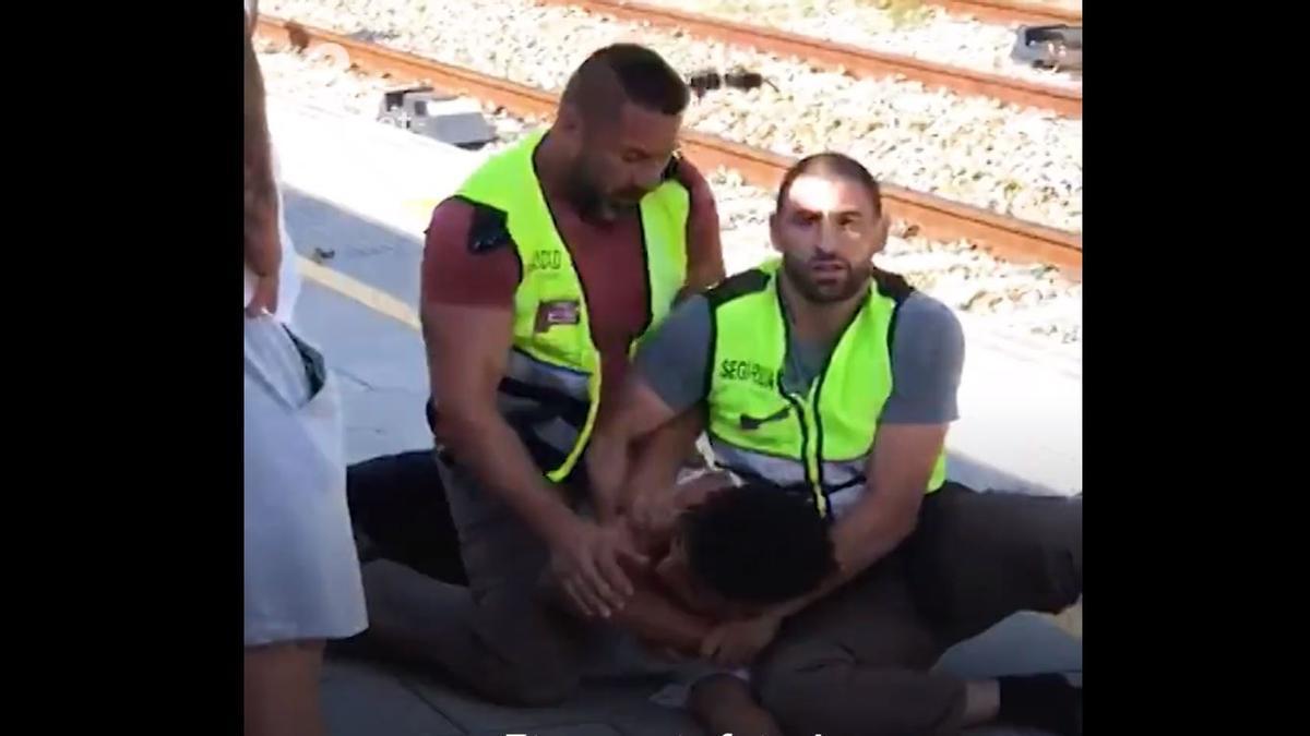 Los vigilantes reducen al joven de Hostalric en la estación de Maçanet, en una imagen del vídeo de TV3.