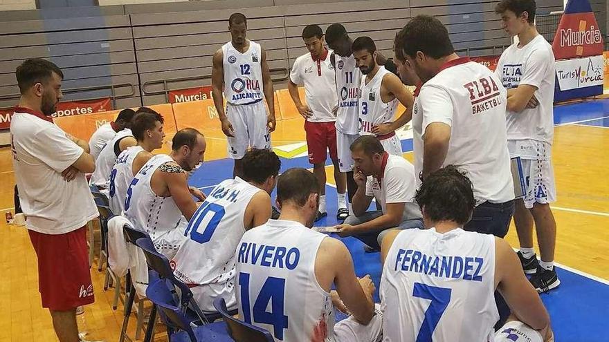 La plantilla del HLA Alicante en un amistoso de pretemporada.