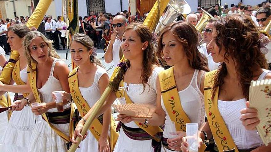 Festeras subiendo las banderas a la ermita de La Sang.