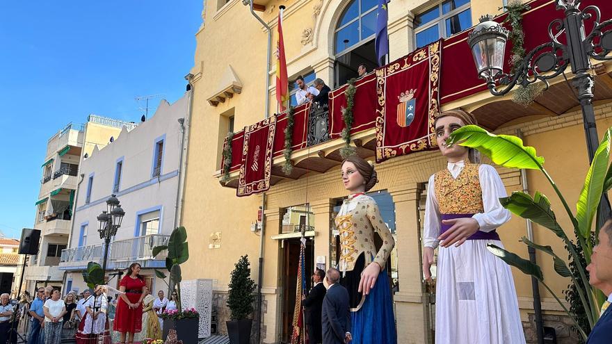 Riba-roja llena sus calles de música y danzas valencianas en el día de la Comunitat