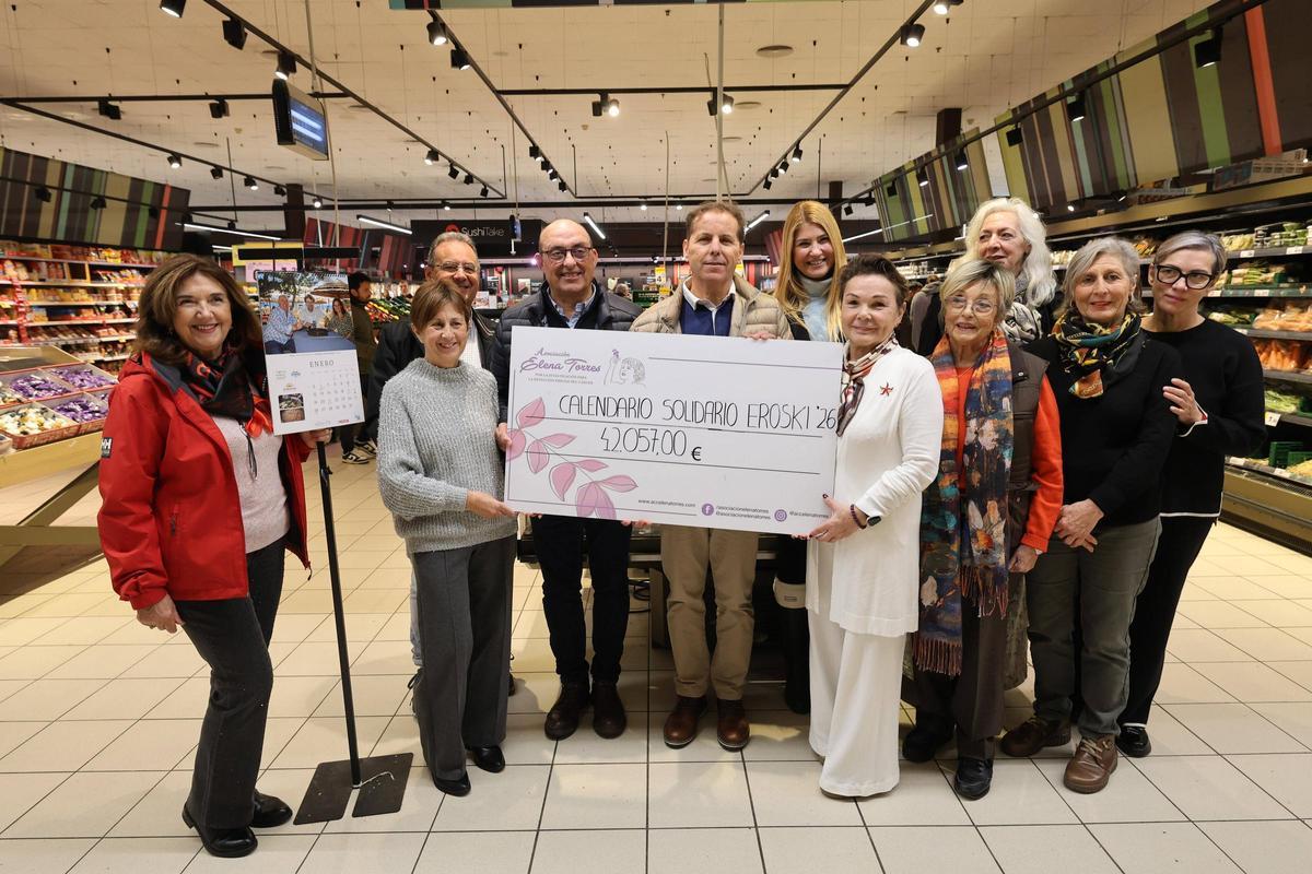 La entrega del cheque solidario de los calendarios de la Asociación Elena Torres.