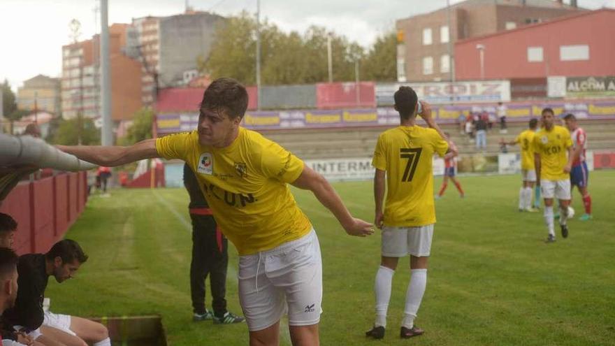 Javi golpea el banquillo visitante tras ser expulsado en el minuto 38, una expulsión que acabaría siendo determinante. // Noé Parga