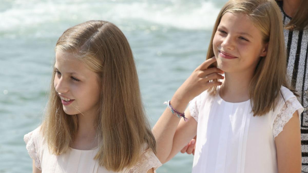 Leonor y Sofía a su llegada al club náutico de Palma de Mallorca