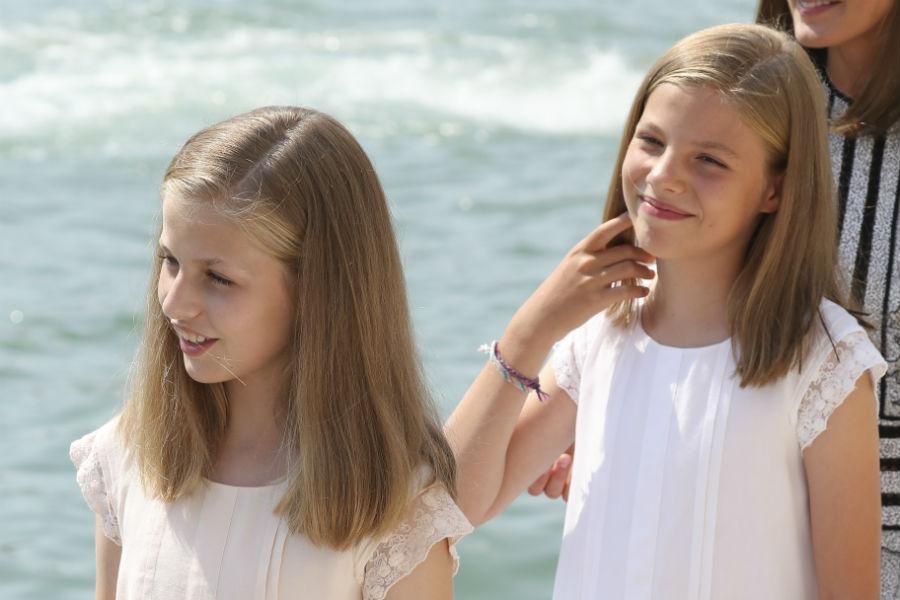 Leonor y Sofía a su llegada al club náutico de Palma de Mallorca