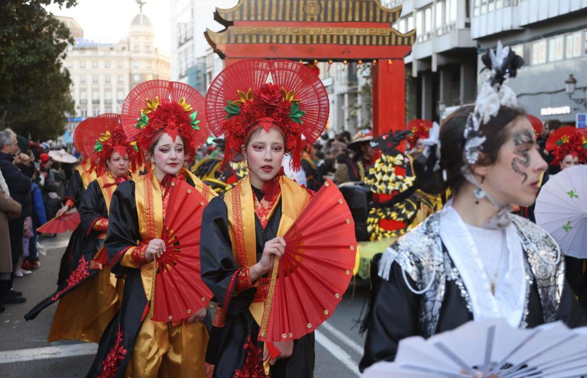Algunas de las comparsas que desfilaron ayer, con el Aladín de Troula Seguido arriba a la izquierda y el peregrino de Sargadelos, de Chinchetas, bajo él. | G. Barreiros / R. A.