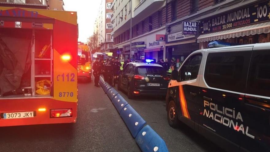 Policías y ambulancias en la zona del suceso.