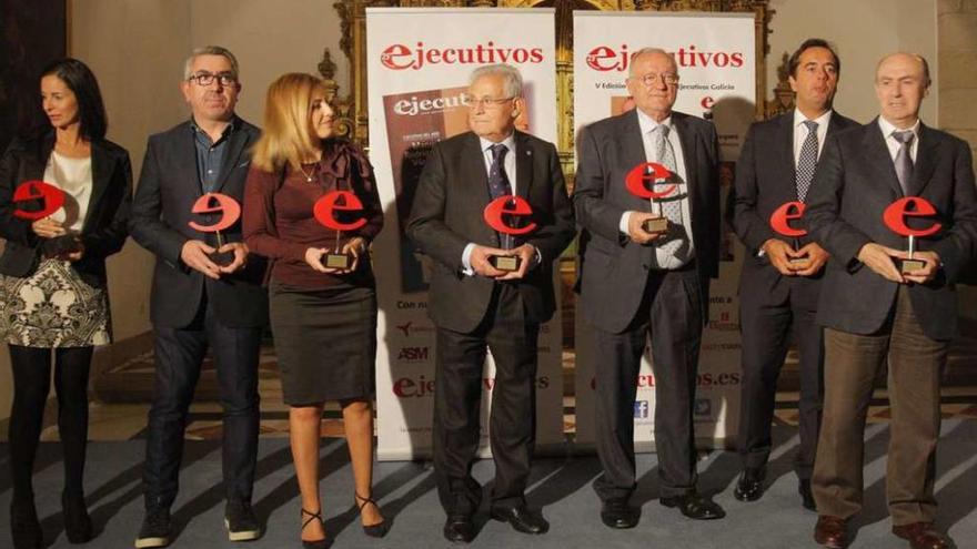 Manuel Rodríguez (3d.), con alguno de los galardonados, ayer, en Santiago, entre ellos Manuel Gómez Franqueira (d.) y Jesús Alonso (c.). // Xoán Álvarez