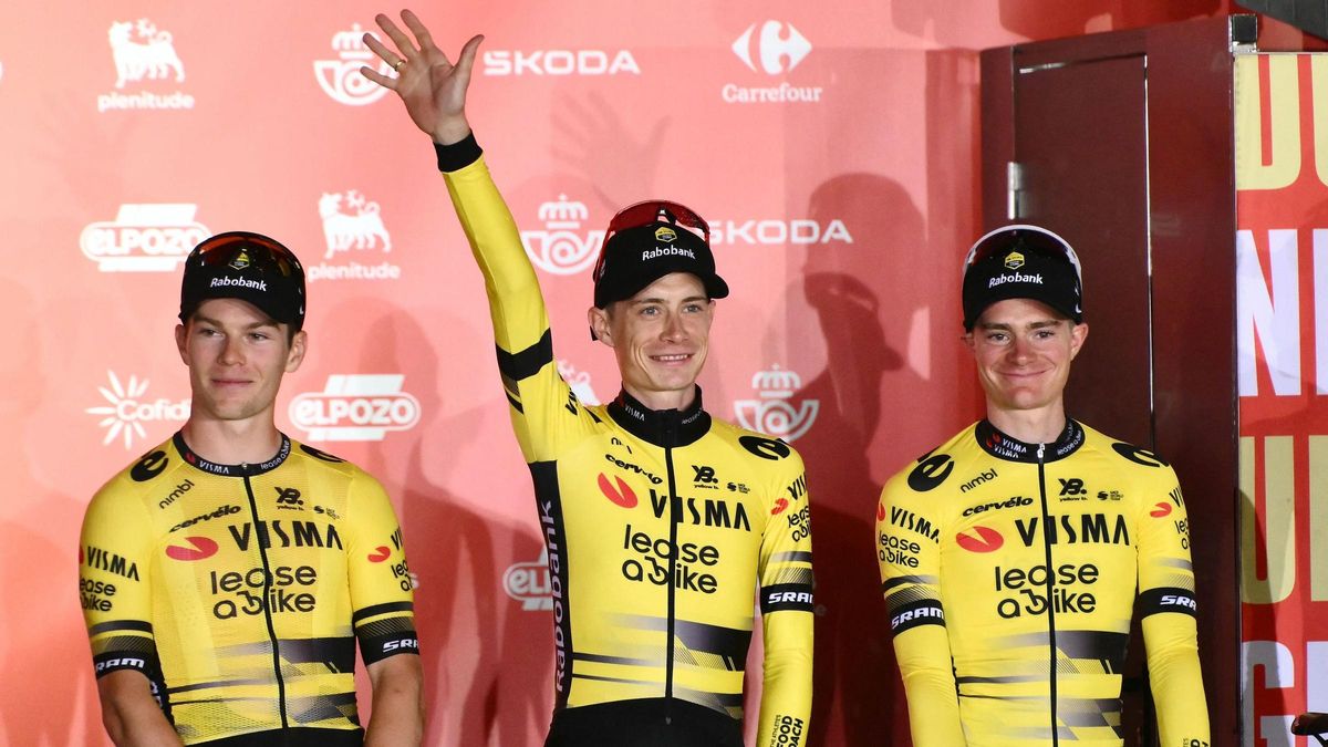 El ciclista danés del equipo Visma-Lease a bike Jonas Vingegaard (C) saluda durante la presentación oficial de los equipos de la 80ª edición de la vuelta ciclista a España, en Turín. El ciclista danés del equipo Visma-Lease a bike Jonas Vingegaard (C) saluda durante la presentación oficial de los equipos de la 80ª edición de la vuelta ciclista a España, en Turín.