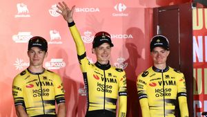 El ciclista danés del equipo Visma-Lease a bike Jonas Vingegaard (C) saluda durante la presentación oficial de los equipos de la 80ª edición de la vuelta ciclista a España, en Turín.