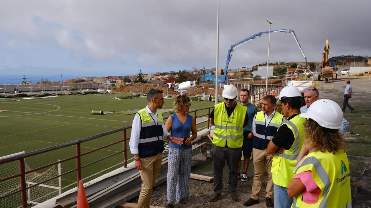 Visita de autoridades a las obras del campo de fútbol de El Sobradillo.