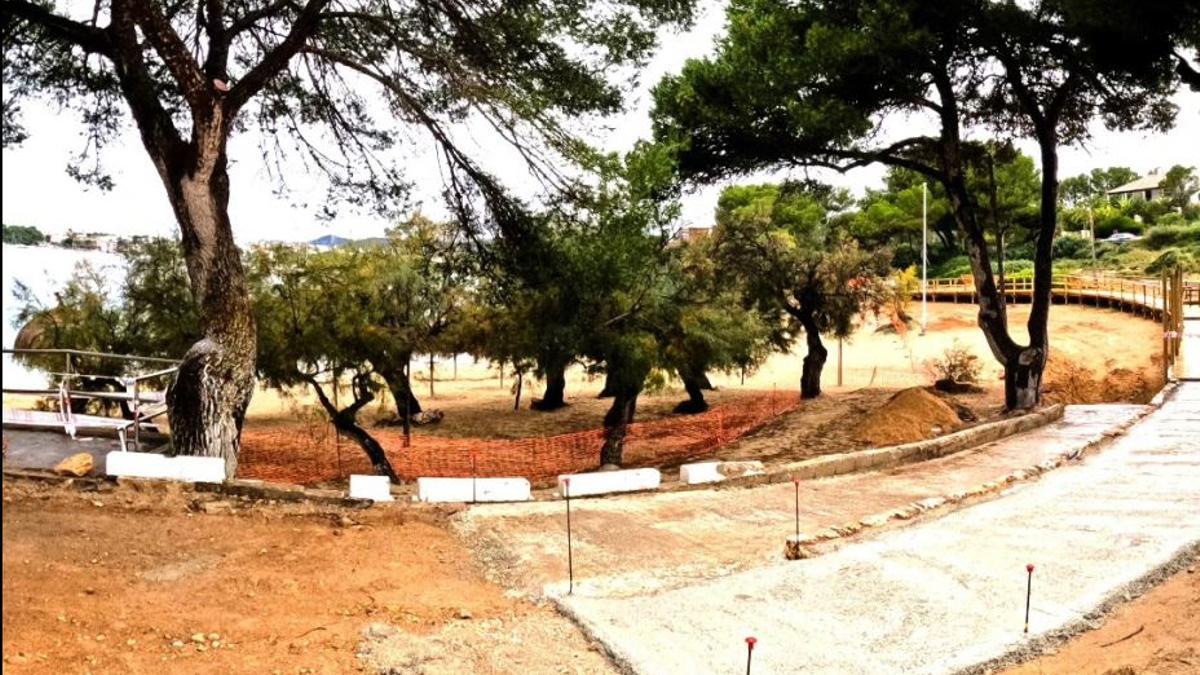 Imagen del tramo de vía y la rampa que se ha construido en la parte de la playa donde se ubica el chiringuito.